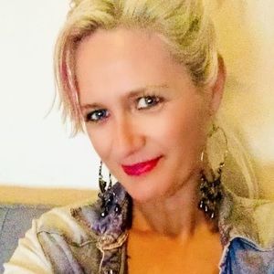 Meet your Posher, Elise